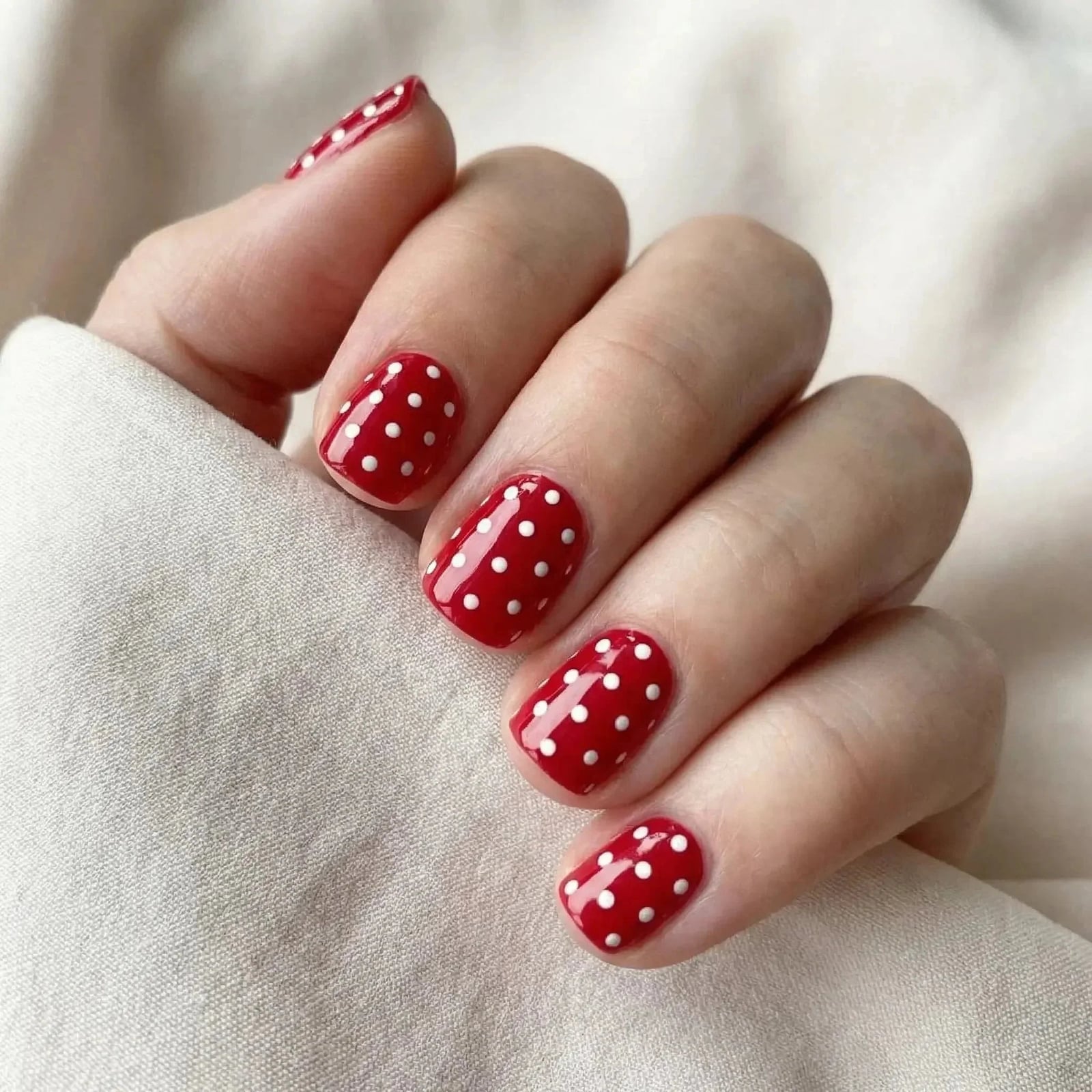Short Square Vibrant Red White Polka Dots Short Square Vibrant Red White Polka Dots — Easy Nail Art Ideas