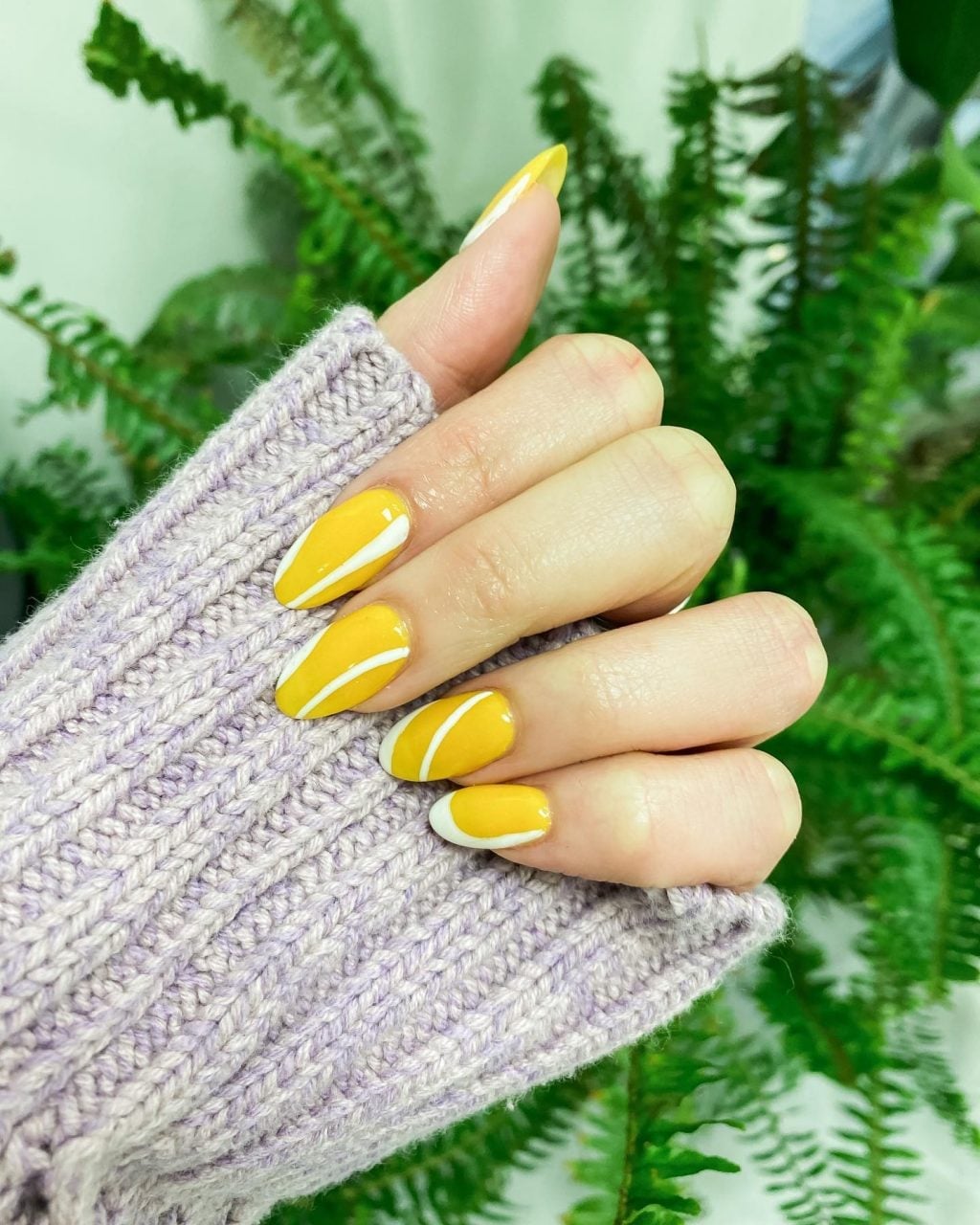Medium Oval Yellow White Curved Lines Medium Oval Yellow White Curved Lines — Easy Nail Art Ideas