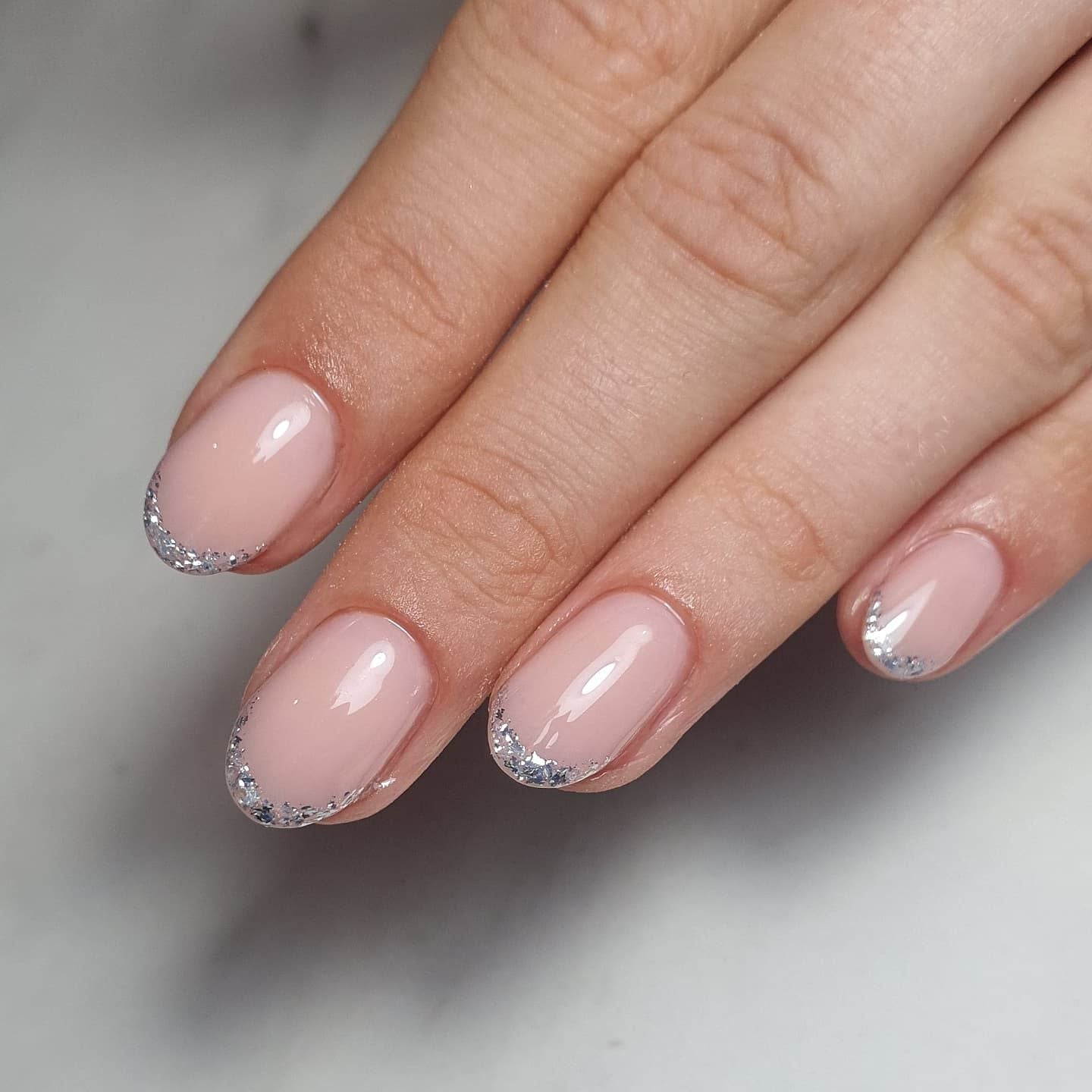 Short Oval Milky Pink Silver Glitter Edge Short Oval Milky Pink Silver Glitter Edge — Easy Nail Art Ideas