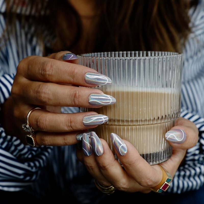 Medium Stiletto Holographic White Lines Medium Stiletto Holographic White Lines — Easy Nail Art Ideas