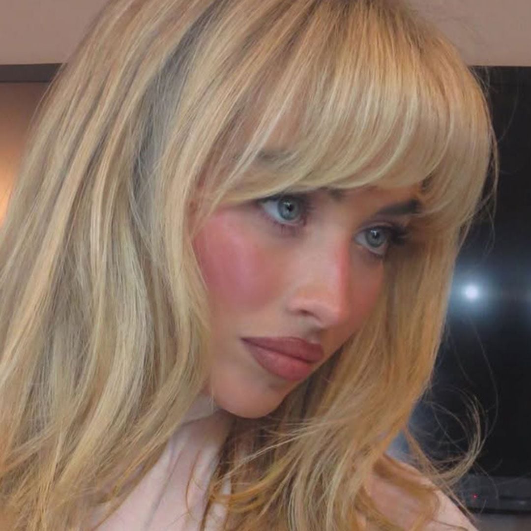 Shoulder Length Blonde Blowout With Framing Her Face Shoulder Length Blonde Blowout With Framing Her Face — Easy Ways to Style Curtain Bangs