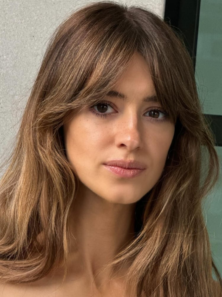 Collarbone Layers With Side Parted Bangs Collarbone Layers With Side Parted Bangs — Easy Ways to Style Curtain Bangs