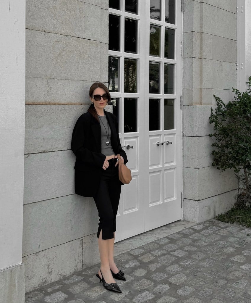 Black Capris with Gray Tee and Oversized Black Blazer Black Capris with Gray Tee and Oversized Black Blazer — Elegant Black Capri Pants Outfit