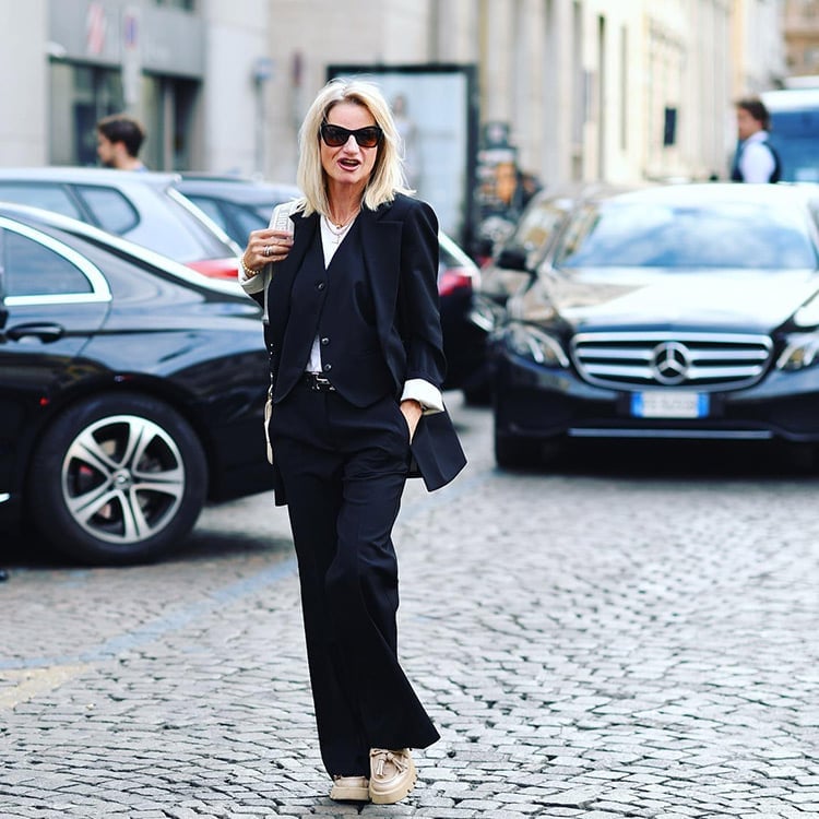 Oversized Black Blazer with White T-Shirt and Vest Oversized Black Blazer with White T-Shirt and Vest — Elegant Dark Outfits