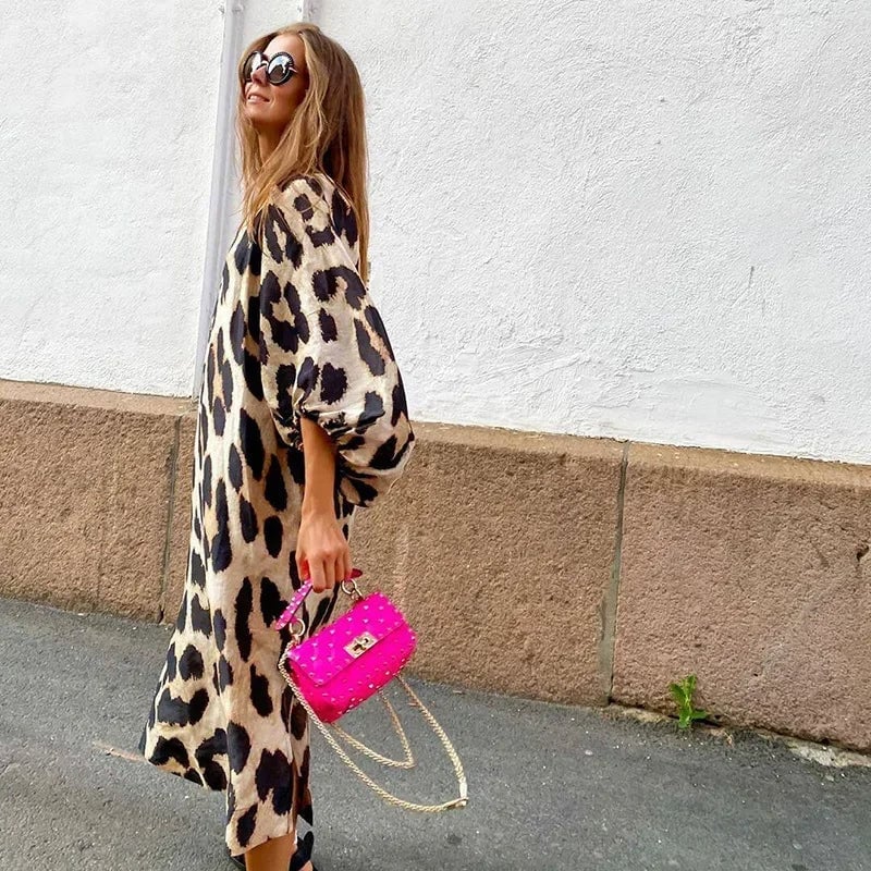 Loose-fitting Leopard Print Silk Dress with Pink Handbag Loose-fitting Leopard Print Silk Dress with Pink Handbag — Elegant Leopard Print Outfits