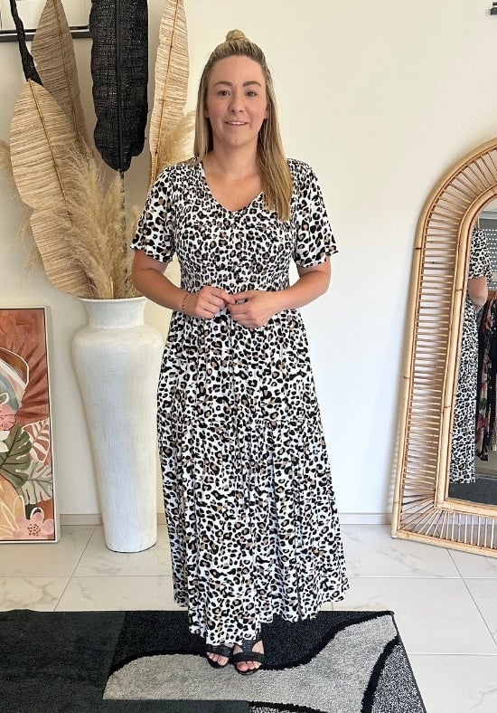Short-sleeve Leopard Print Midi Dress with Black Sandals Short-sleeve Leopard Print Midi Dress with Black Sandals — Elegant Leopard Print Outfits