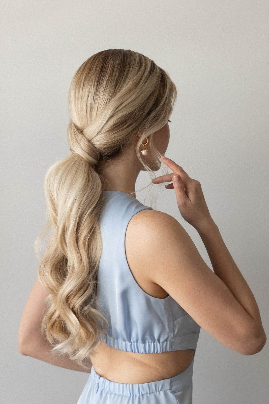 Blonde Collarbone Low Ponytail With Twist — Elegant Low Ponytail Hairstyles