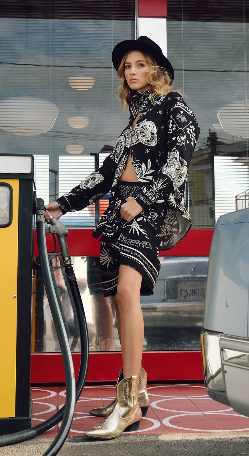 Black and White Print Shirt and Shorts with Gold Cowboy Boots Black and White Print Shirt and Shorts with Gold Cowboy Boots — Elegant Rock Outfits