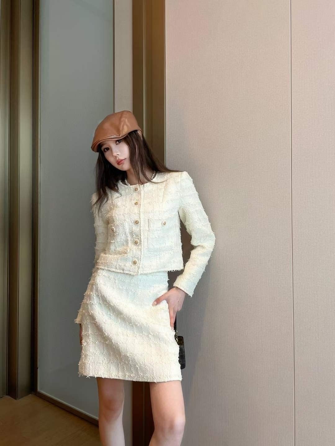 White Tweed Jacket and Skirt Set with Beret White Tweed Jacket and Skirt Set with Beret — Elegant White Jacket Outfit