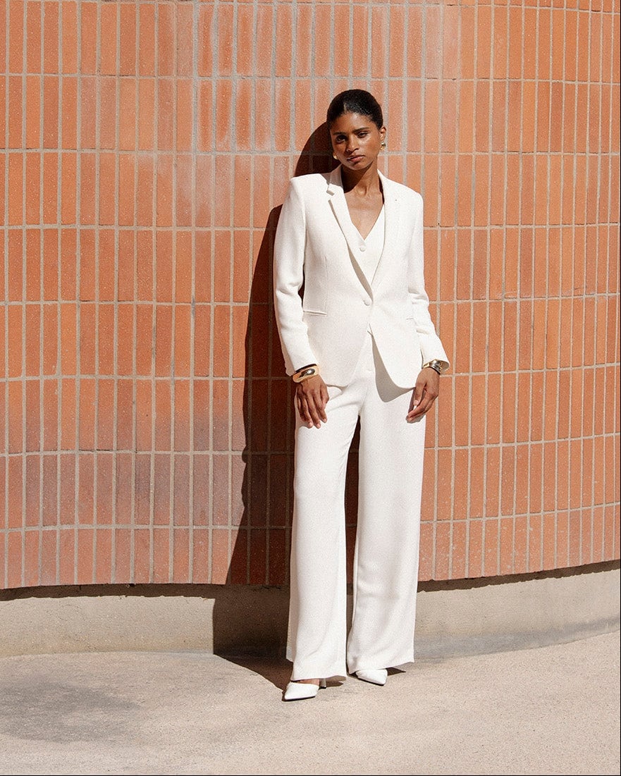Monochromatic White Suit with Fitted Blazer Monochromatic White Suit with Fitted Blazer — Elegant White Jacket Outfit