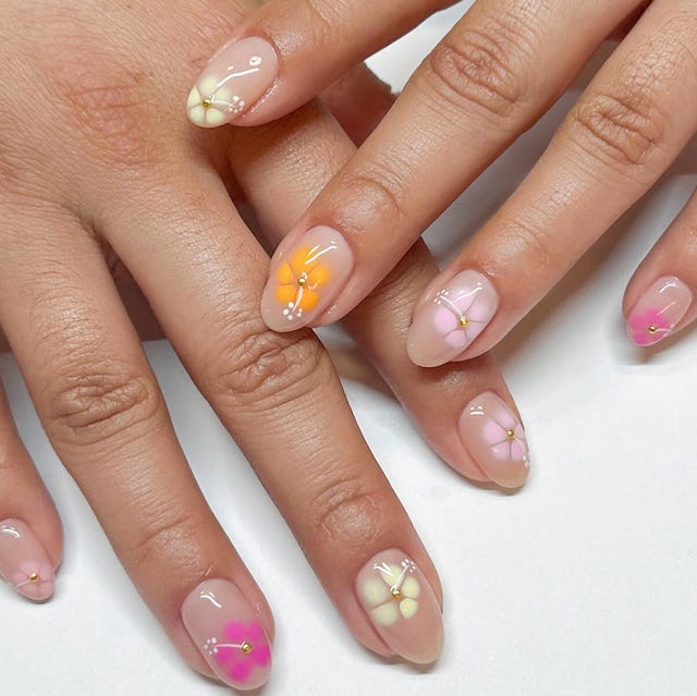 Medium Oval Nails with Blooming Gel Flowers and Gold Dots Medium Oval Nails with Blooming Gel Flowers and Gold Dots — Gel Nail Art Ideas