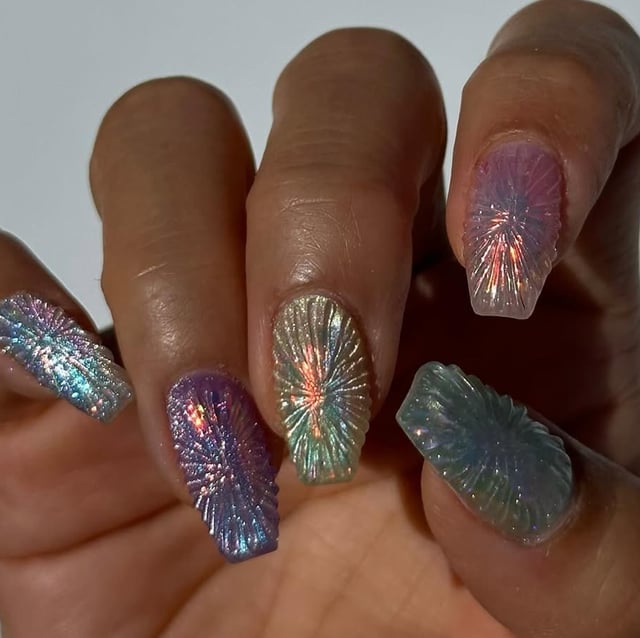 Short Coffin Nails with 3D Iridescent Radial Patterns Short Coffin Nails with 3D Iridescent Radial Patterns — Gel Nail Art Ideas