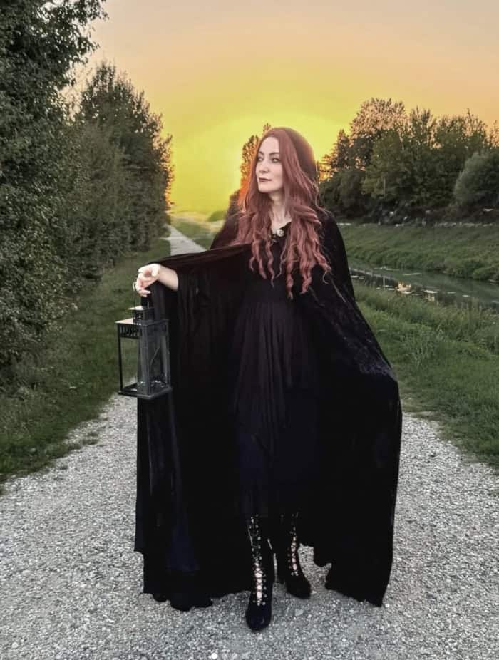 Flowing Dress with Dramatic Velvet Cape Flowing Dress with Dramatic Velvet Cape — Goth Style Ideas