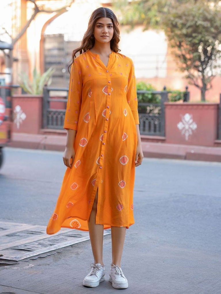 Orange Pink Tie-Dye Midi Dress With Sneakers Orange Pink Tie-Dye Midi Dress With Sneakers — Orange Dress Ideas