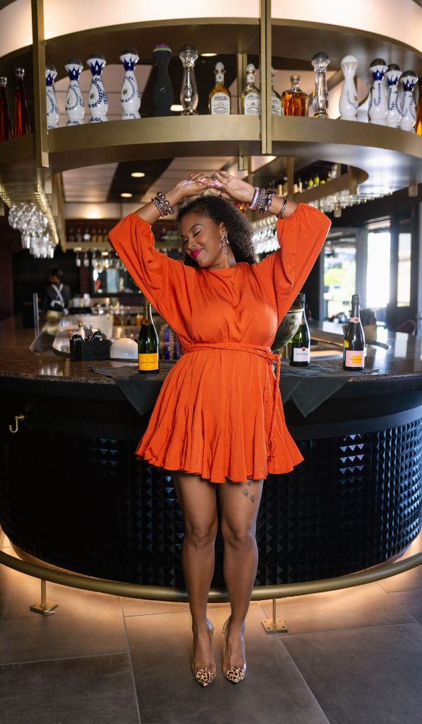 Orange Mini Dress With Voluminous Sleeves And Leopard Heels Orange Mini Dress With Voluminous Sleeves And Leopard Heels — Orange Dress Ideas