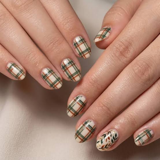 Plaid Design Glossy Short Oval Nails Plaid Design Glossy Short Oval Nails — Short Nails Color Designs