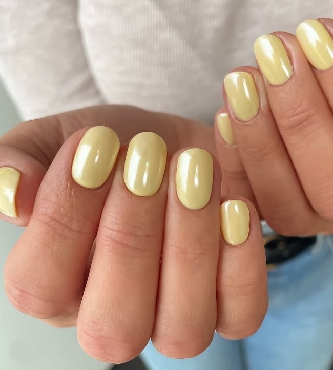 Bright Pale Yellow Glossy Short Oval Nails Bright Pale Yellow Glossy Short Oval Nails — Short Nails Color Designs