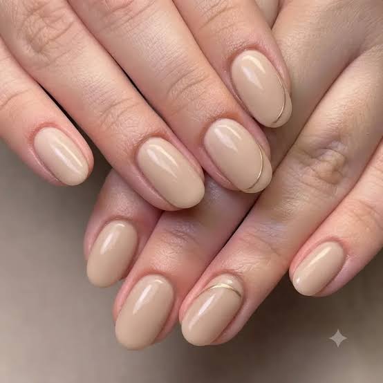 Light Beige Gold Line Accent Short Oval Nails Light Beige Gold Line Accent Short Oval Nails — Short Nails Color Designs