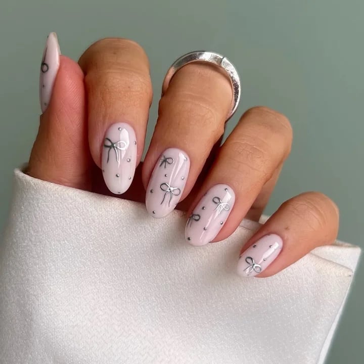 Medium Almond Pale Pink with 3D Silver Bows and Beads Medium Almond Pale Pink with 3D Silver Bows and Beads — Simple 3D Nails