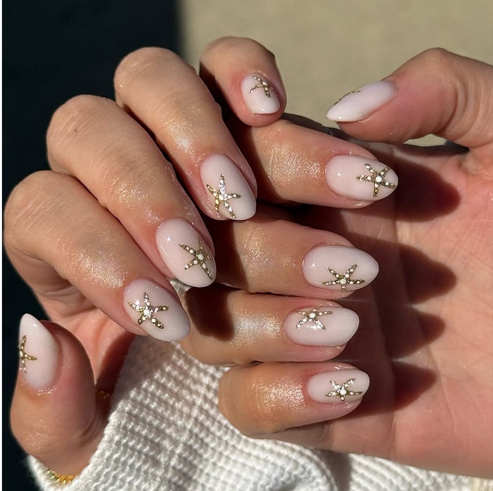 Short Almond Nude with Sparkling Starfish Charms Short Almond Nude with Sparkling Starfish Charms — Simple 3D Nails