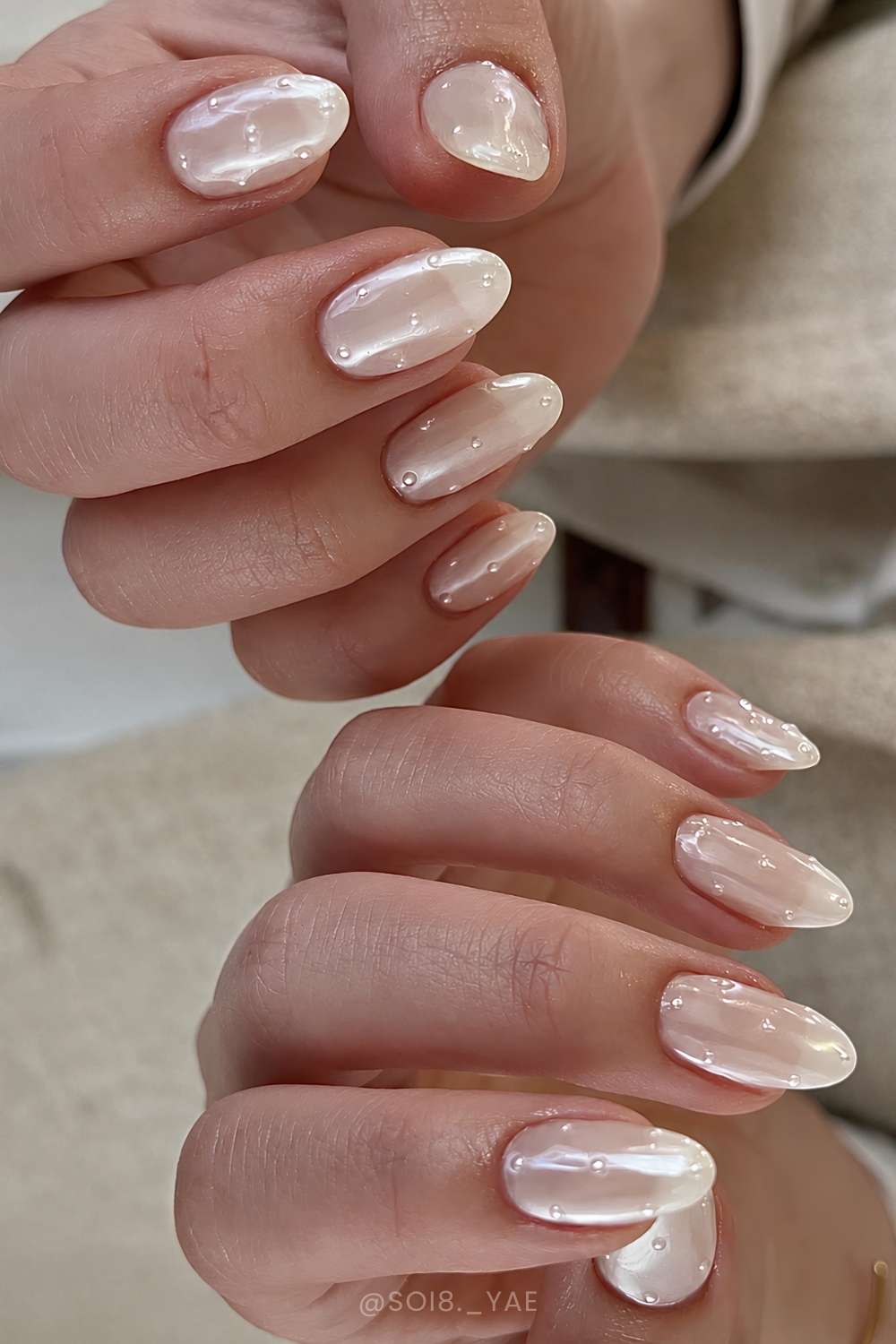 Milky Iridescent Short Oval with Scattered 3D Pearls Milky Iridescent Short Oval with Scattered 3D Pearls — Simple 3D Nails