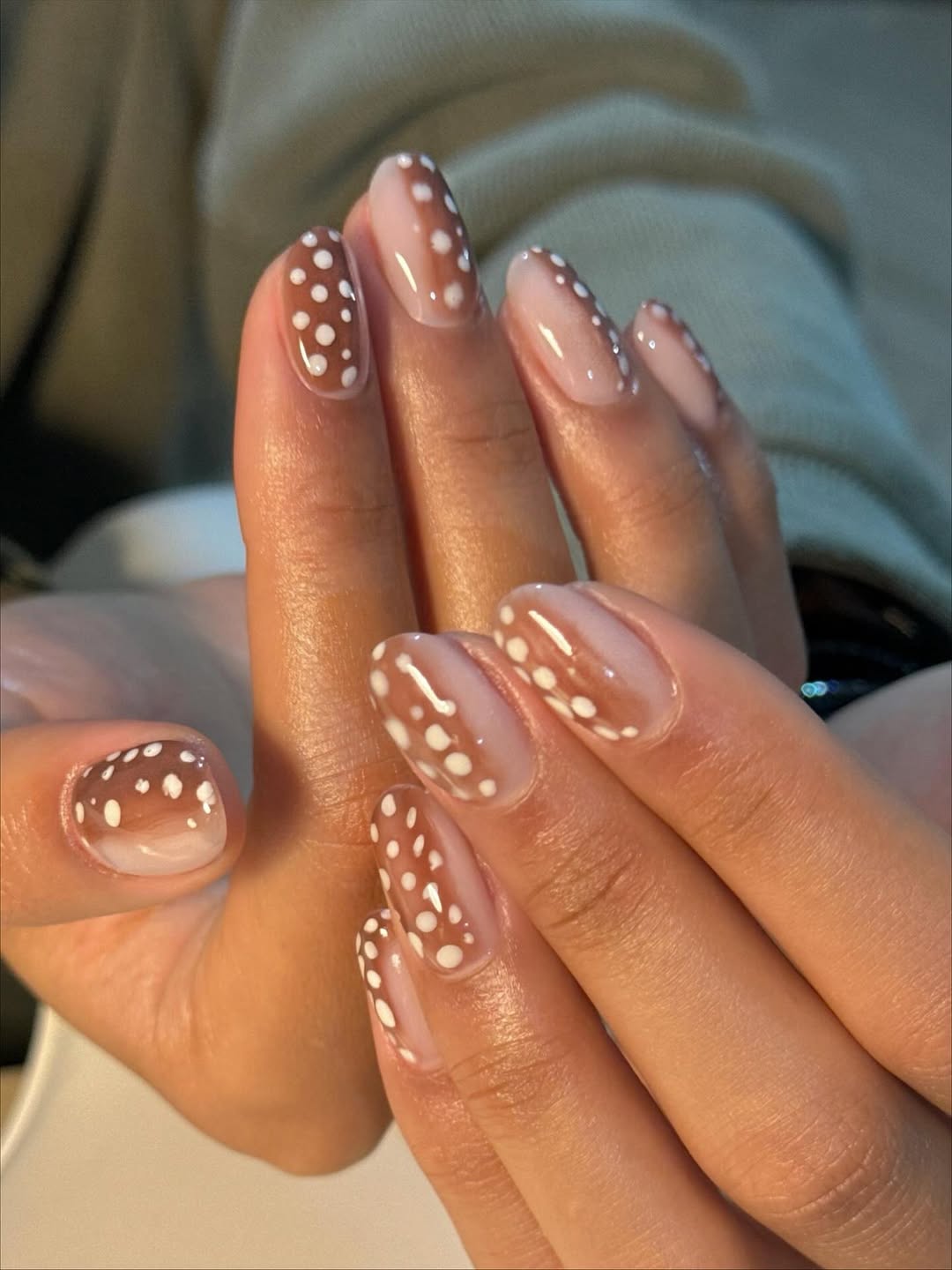 Short Oval Nude with Simple White Dots and нюдовый с белыми акцентами Short Oval Nude with Simple White Dots and нюдовый с белыми акцентами — Simple 3D Nails