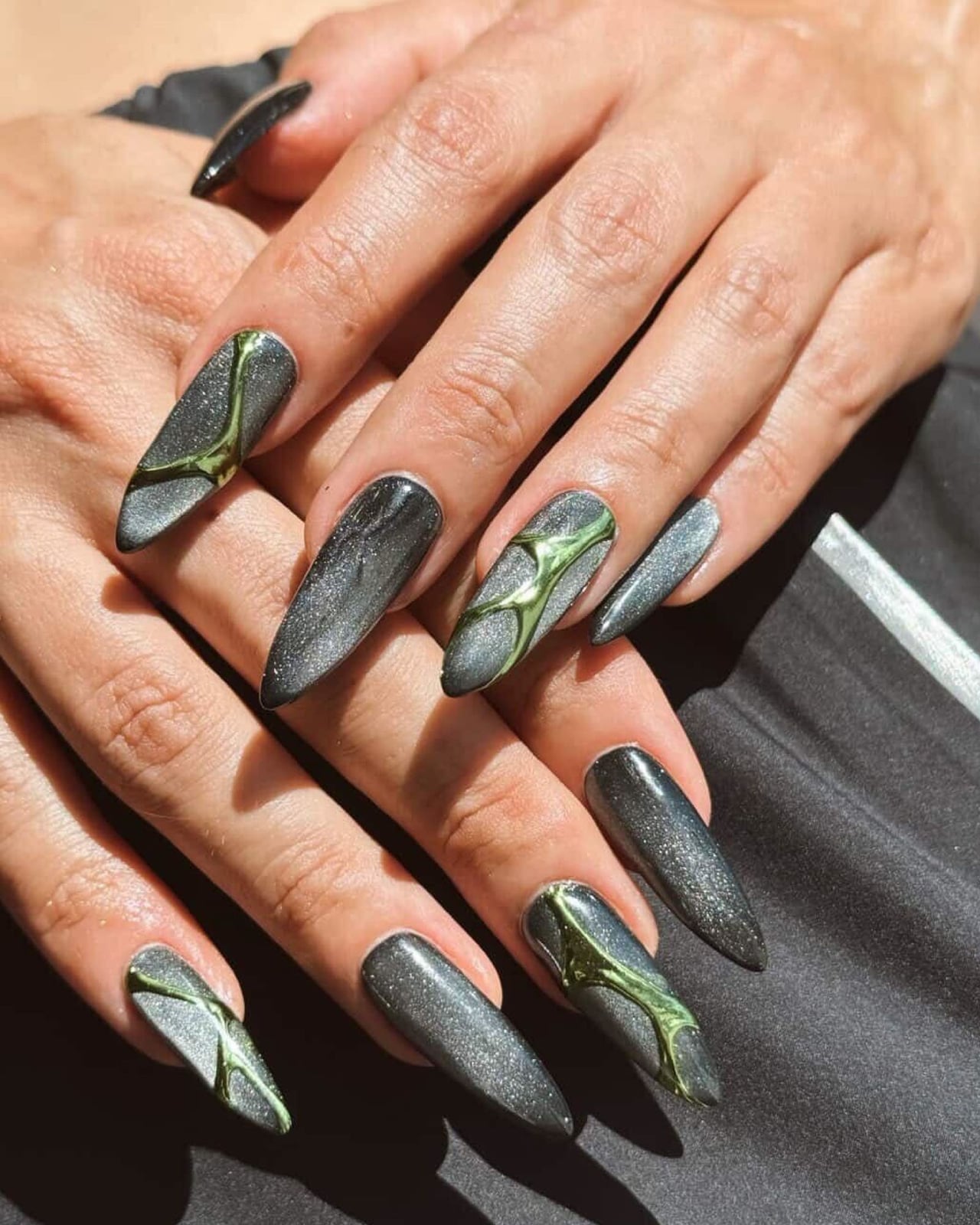 Long Stiletto Dark Gray Cat-Eye with Green Accents Long Stiletto Dark Gray Cat-Eye with Green Accents — Simple 3D Nails