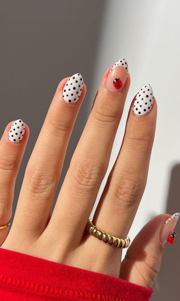 Medium Oval Polka Dots with Ladybug Accents Medium Oval Polka Dots with Ladybug Accents — Simple 3D Nails