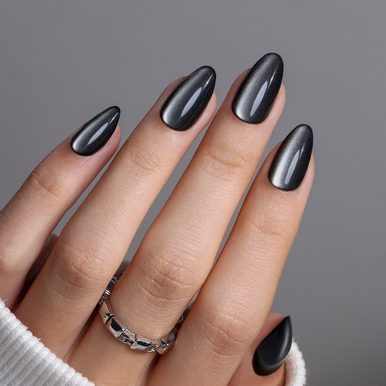 Black Cat Eye Effect Short Almond Nails — Simple Black Chrome Nails