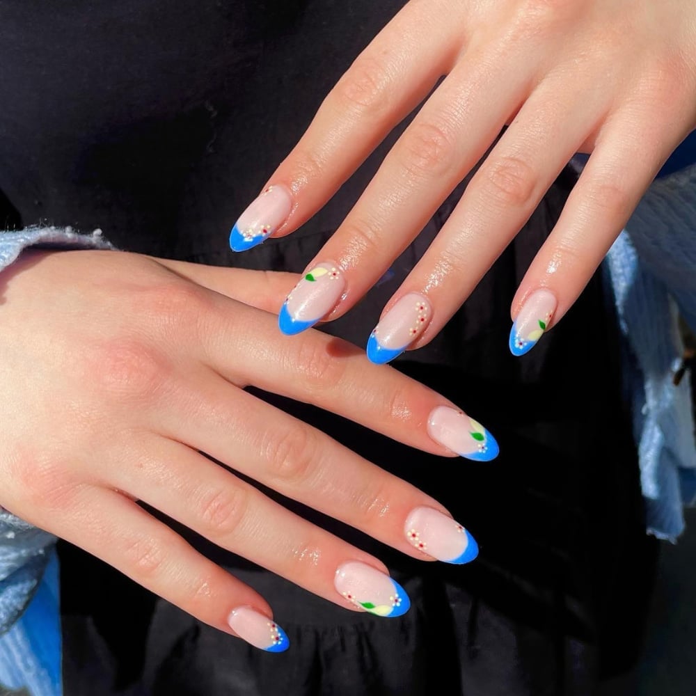 Blue Floral French Tips Medium Almond, миндальный Blue Floral French Tips Medium Almond, миндальный — Simple Blue French Tip Nails