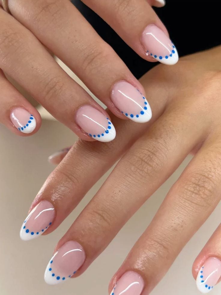 Blue Dot French Tips Medium Oval, овальный Blue Dot French Tips Medium Oval, овальный — Simple Blue French Tip Nails