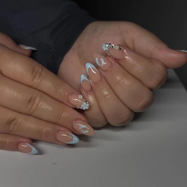 3D Floral Blue French Tips Medium Almond, миндаль 3D Floral Blue French Tips Medium Almond, миндаль — Simple Blue French Tip Nails