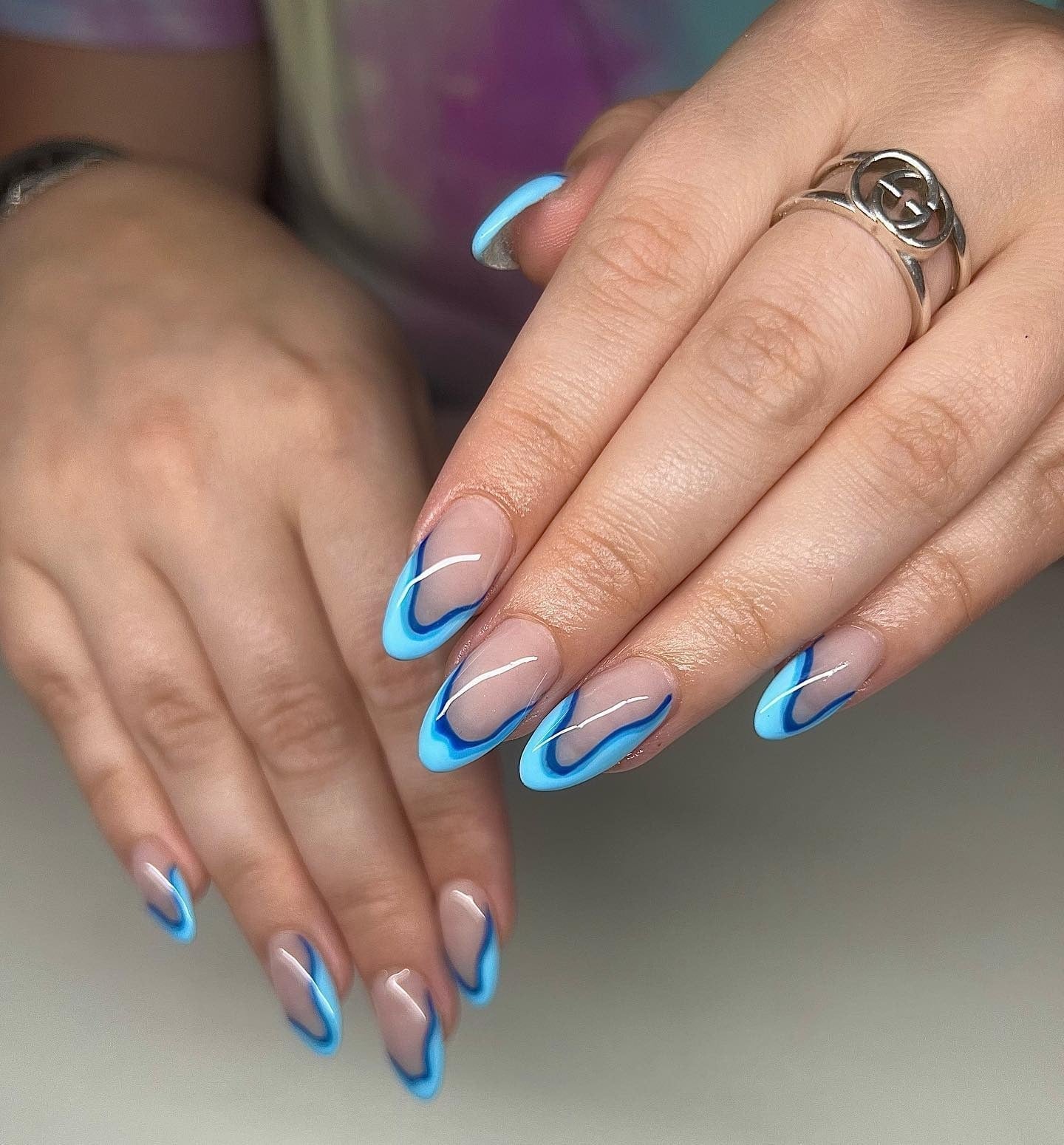 Wavy Blue French Tips Medium Almond, миндаль Wavy Blue French Tips Medium Almond, миндаль — Simple Blue French Tip Nails