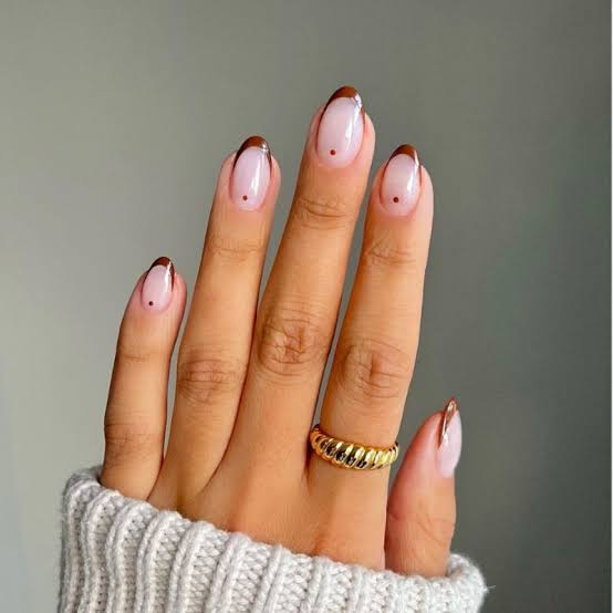 Medium Oval Sheer Nude Rich Brown Tip Gold Accent, Close-Up Take — Simple Brown French Tip Nails