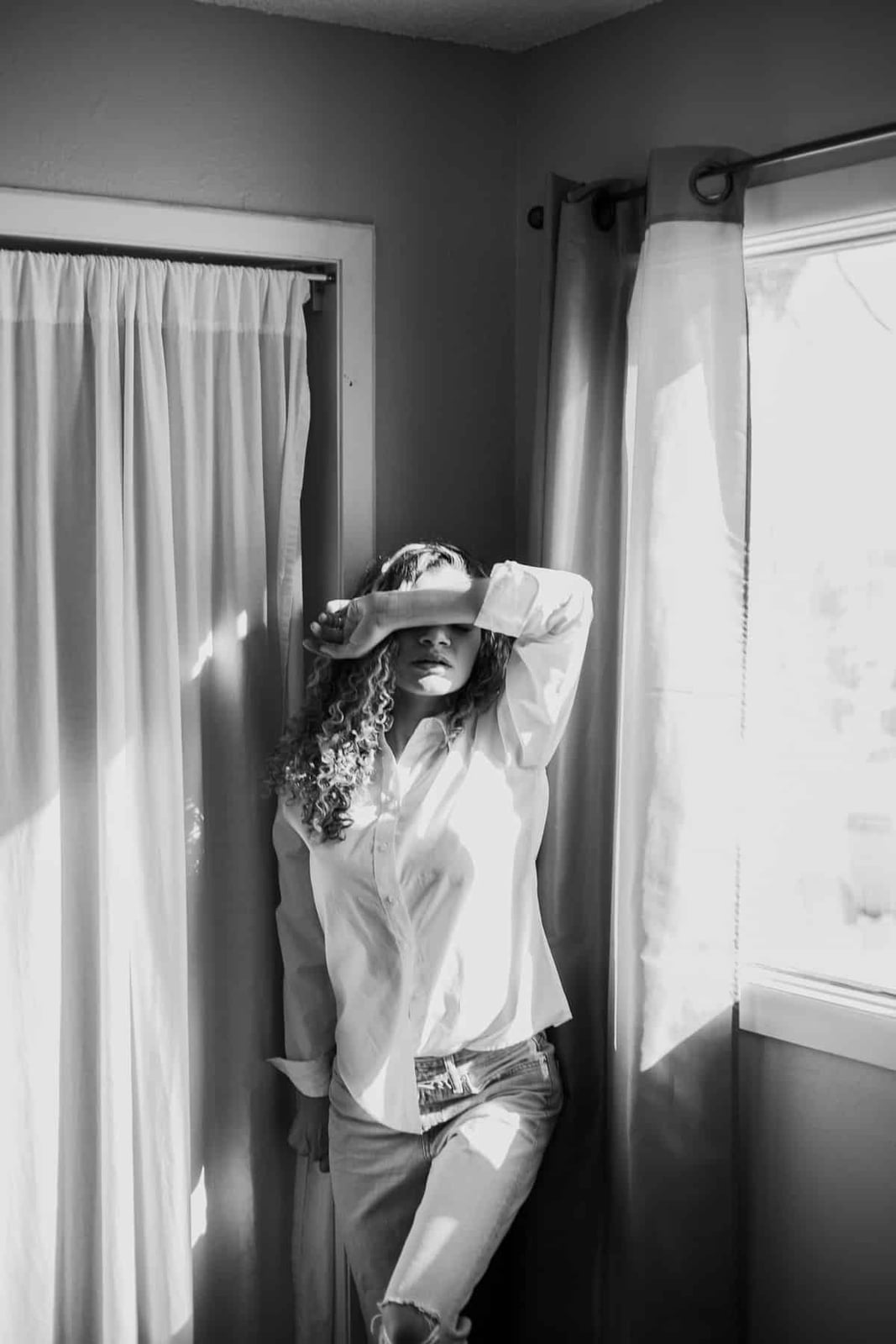 White Shirt with Jeans in Black and White — Simple Button Down Outfits