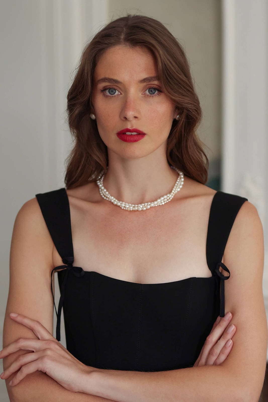Black Structured Top with Pearl Necklace Black Structured Top with Pearl Necklace — Simple Casino Outfits