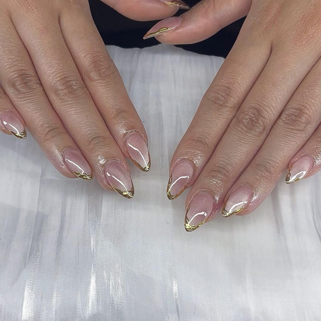 Medium Pointed Minimalist Gold Foil French Tip Medium Pointed Minimalist Gold Foil French Tip — Simple Champagne Nails