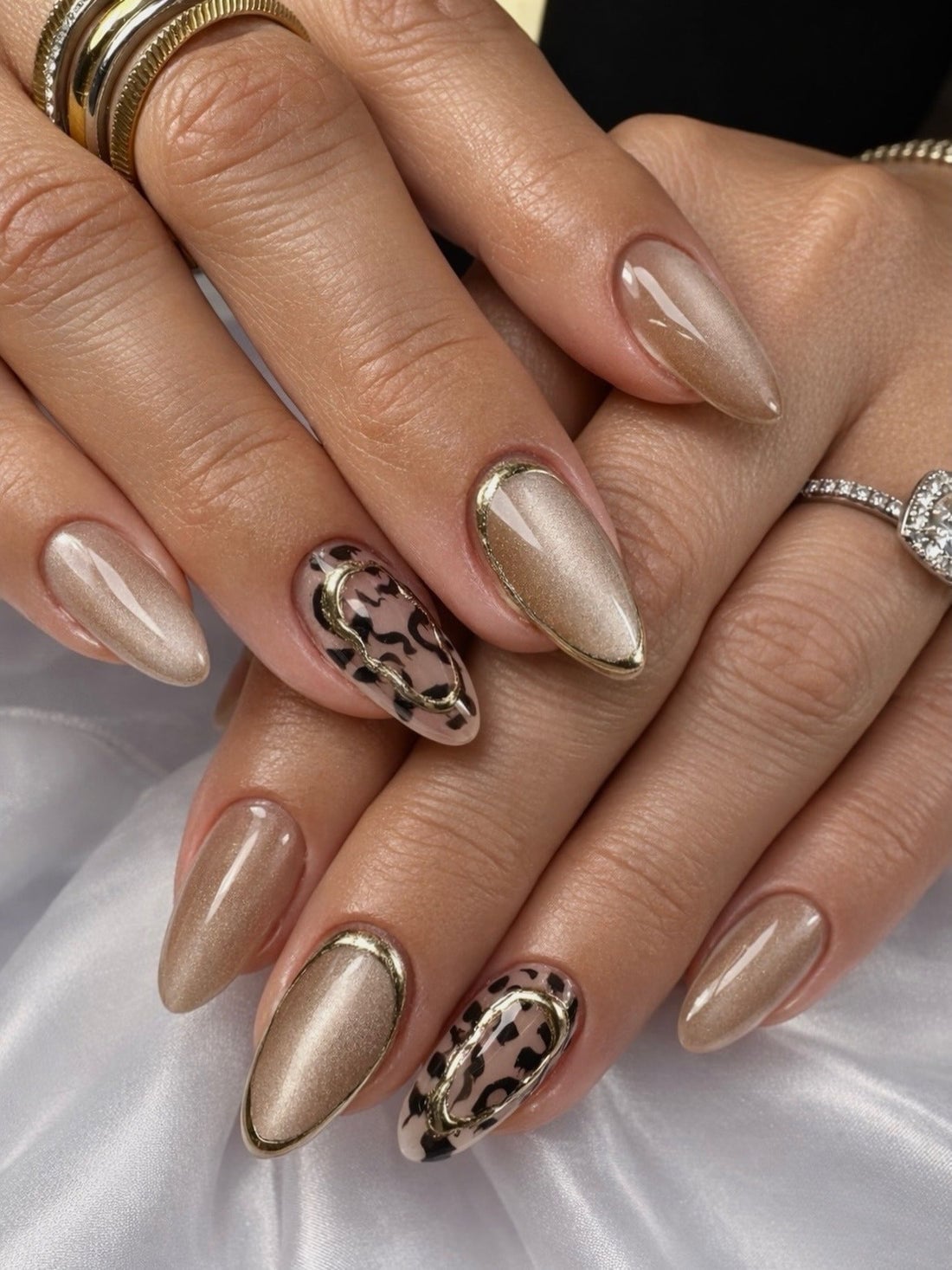 Medium Oval Nude With White Lace Pattern Medium Oval Nude With White Lace Pattern — Simple Champagne Nails