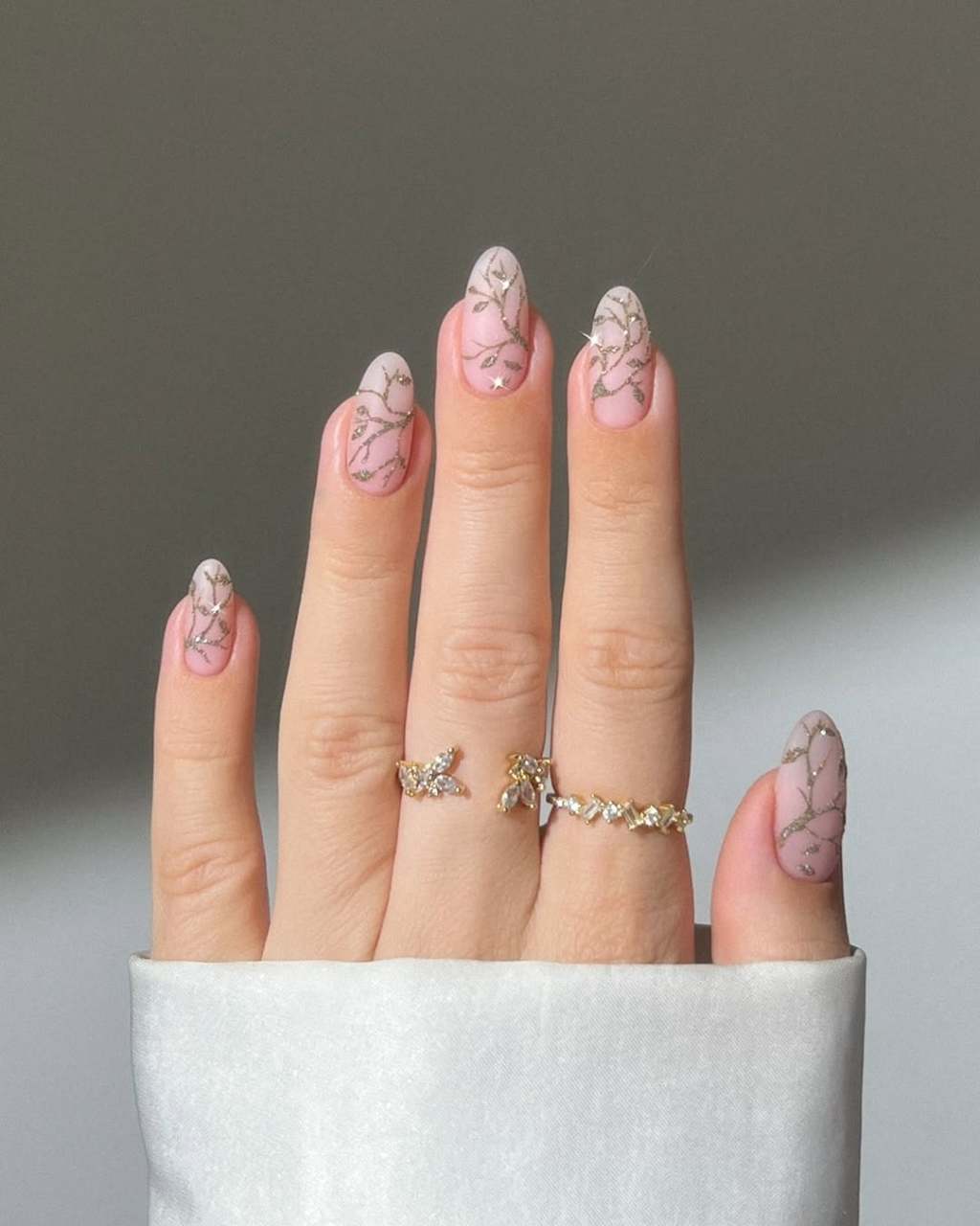 Medium Oval Sheer Pink With Gold Vine Art Medium Oval Sheer Pink With Gold Vine Art — Simple Champagne Nails