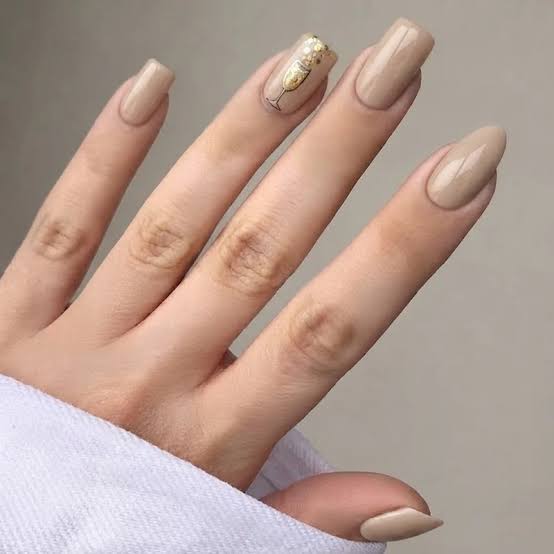 Medium Square Beige Nude With Champagne Glass Sticker Medium Square Beige Nude With Champagne Glass Sticker — Simple Champagne Nails