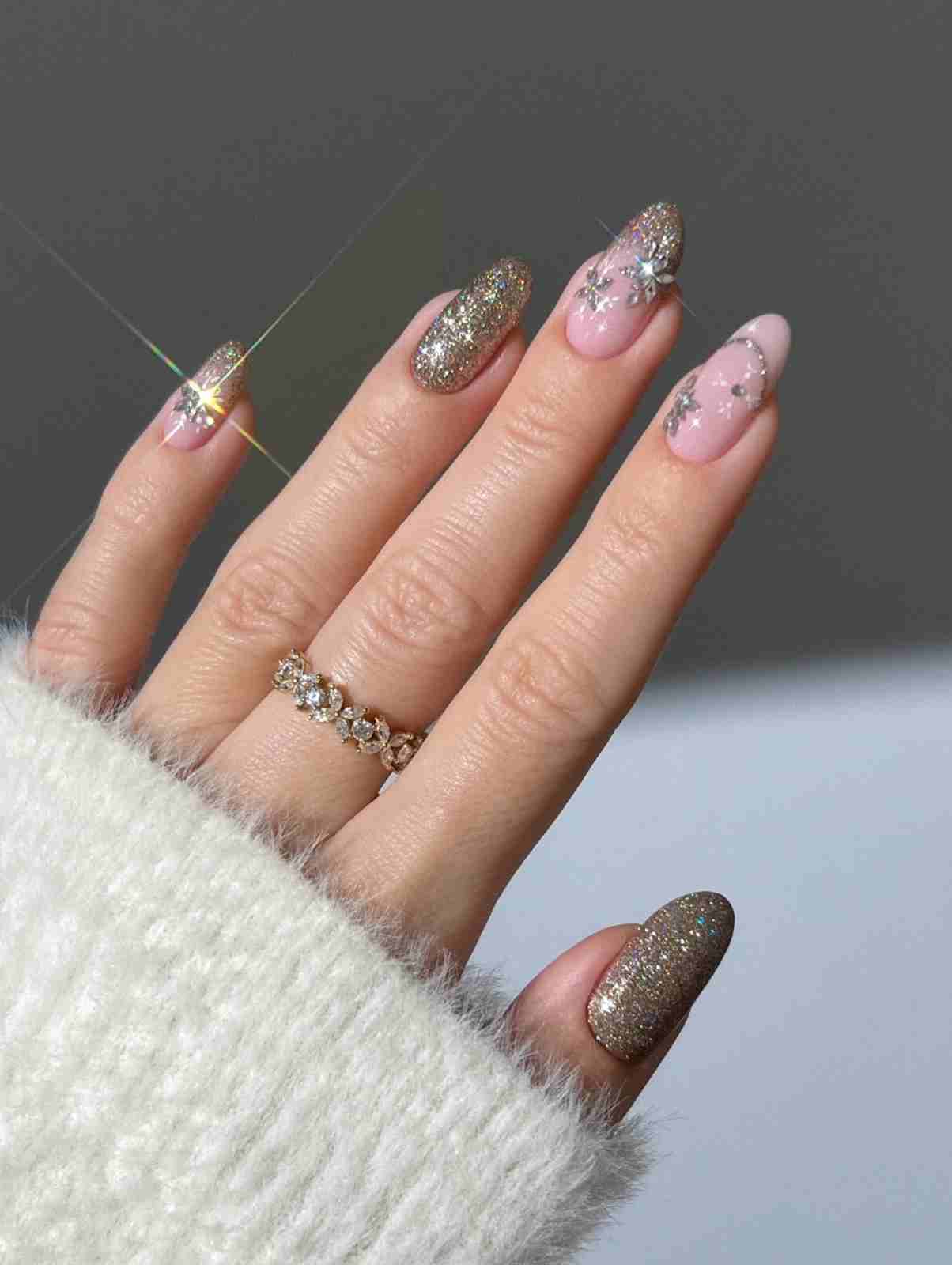 Medium Oval Pink With Champagne Glitter And Rhinestones Medium Oval Pink With Champagne Glitter And Rhinestones — Simple Champagne Nails