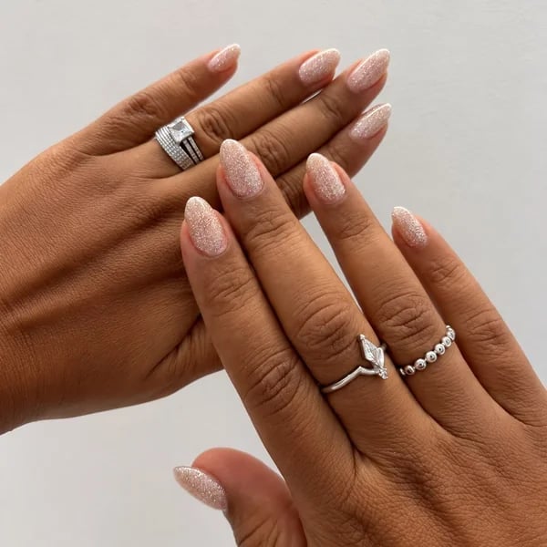 Short Oval Pale Gold Glitter Nails Short Oval Pale Gold Glitter Nails — Simple Champagne Nails