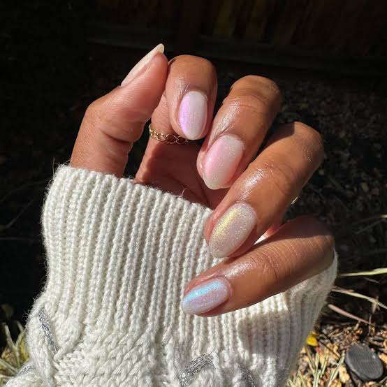 Short Almond Pale Pink Iridescent Shimmer Short Almond Pale Pink Iridescent Shimmer — Simple Champagne Nails