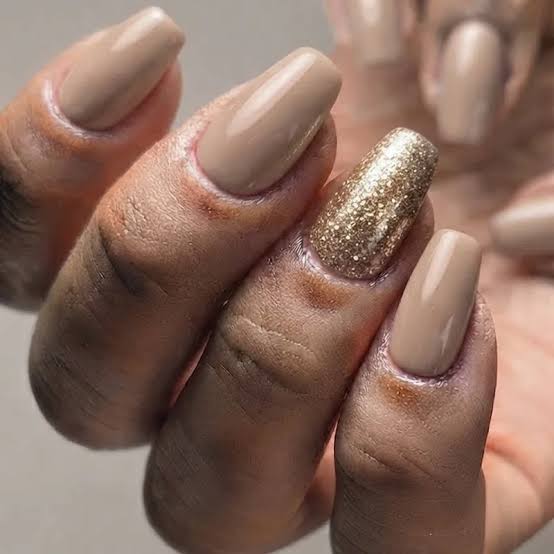 Medium Almond Dense Gold Glitter, Close-Up Take Medium Almond Dense Gold Glitter, Close-Up Take — Simple Champagne Nails