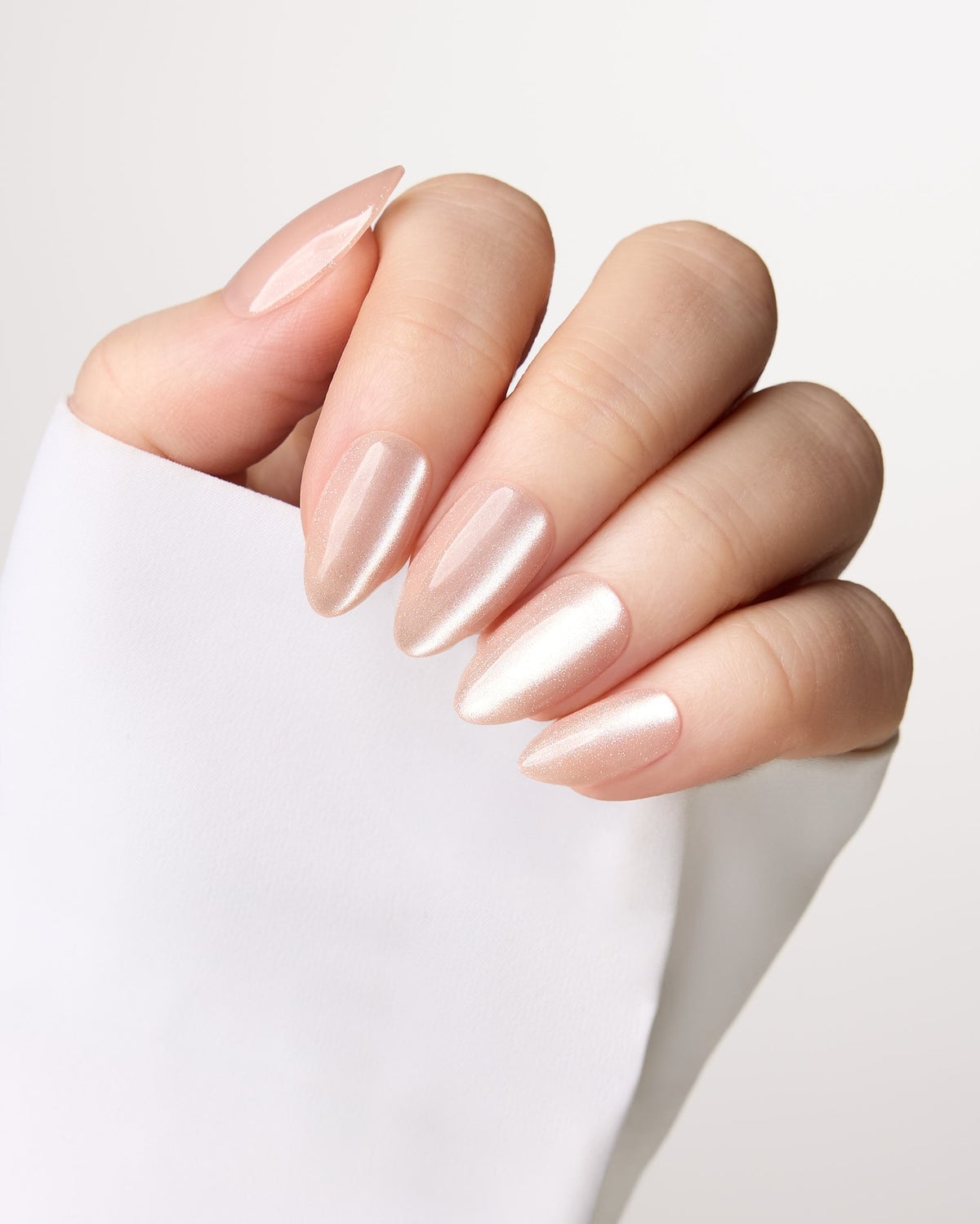 Medium Almond Subtle Cat Eye Gold Medium Almond Subtle Cat Eye Gold — Simple Champagne Nails