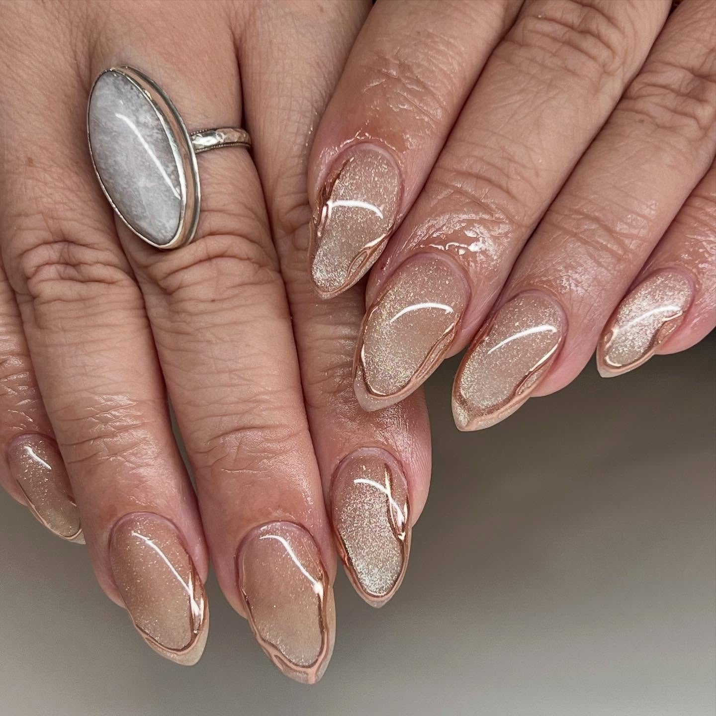 Medium Almond Nude Champagne Cat Eye With Rose Gold Outline Medium Almond Nude Champagne Cat Eye With Rose Gold Outline — Simple Champagne Nails
