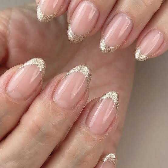 Short Oval Classic French With Gold Glitter Tip Short Oval Classic French With Gold Glitter Tip — Simple Champagne Nails