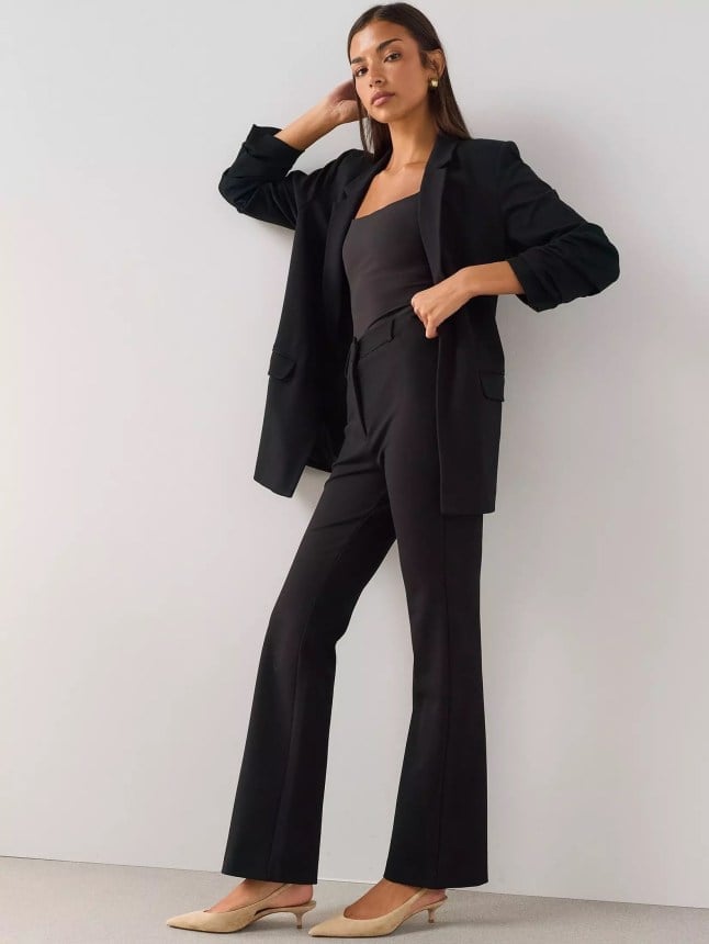 Flared Trousers Lend a Contemporary Feel to a Classic Suit Flared Trousers Lend a Contemporary Feel to a Classic Suit — Simple Corporate Outfits for Women