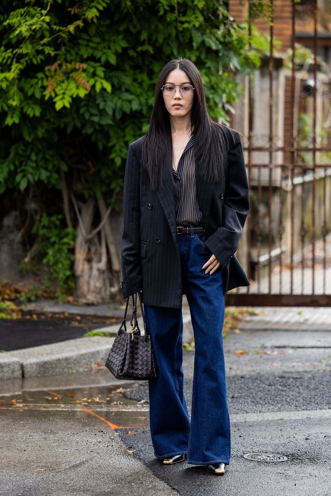 An Oversized Pinstripe Blazer Elevates Dark Wide-Leg Jeans An Oversized Pinstripe Blazer Elevates Dark Wide-Leg Jeans — Simple Corporate Outfits for Women