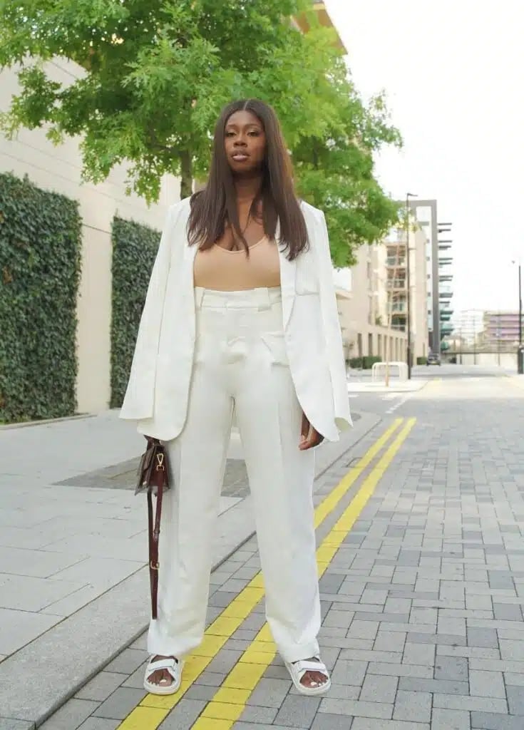 A Satin-Like Suit in Ivory Creates a Luminous Corporate Look A Satin-Like Suit in Ivory Creates a Luminous Corporate Look — Simple Corporate Outfits for Women